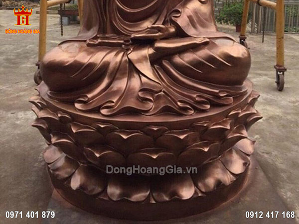 Đức Phật được đúc ngồi trên tòa hoa sen vô cùng đẹp và sắc nét